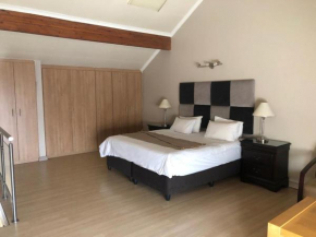Mount Royal 28 -Large 1 bed with balcony